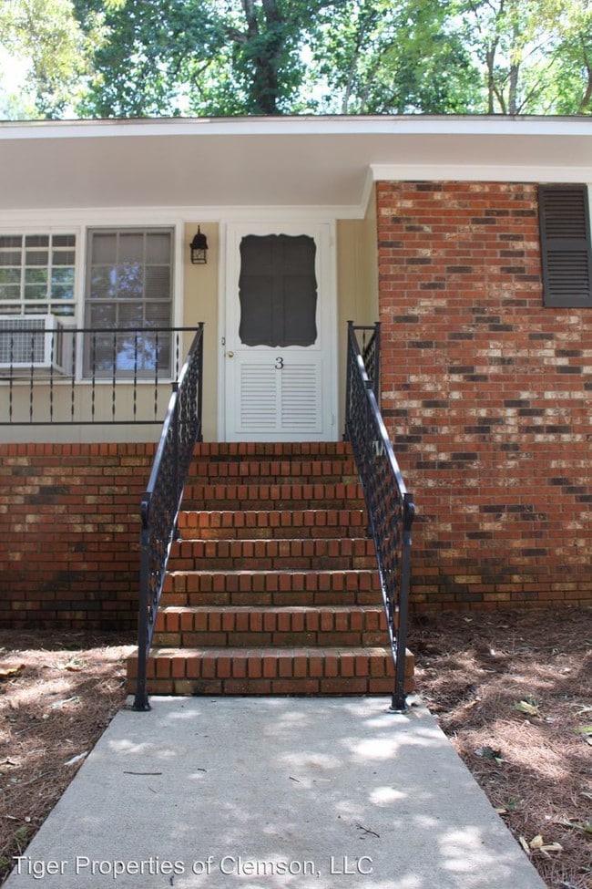 Building Photo - 2 br, 1 bath Room For Rent - 210 Cochran Rd