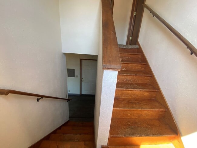 Building Photo - $1895/mo Adorable 2-Story Home Close to Ca...