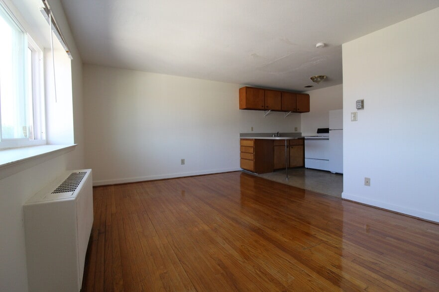 Building Photo - 484 Tolland St