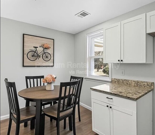 Building Photo - 2612 Loghaven Dr NW