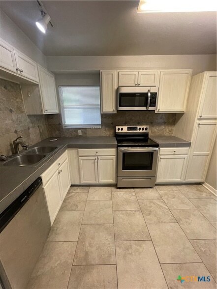 Building Photo - 709 Fern Ln