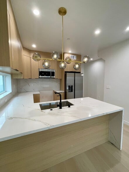 Building Photo - 611 1/2 W 41st Pl