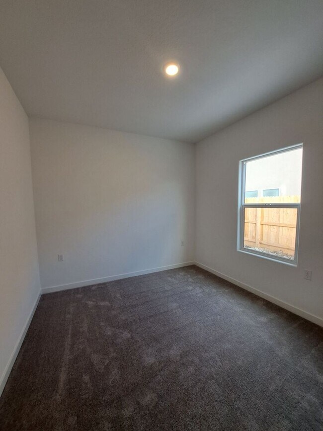 Building Photo - Beautifully Built Home! 3 bed, 2 bath