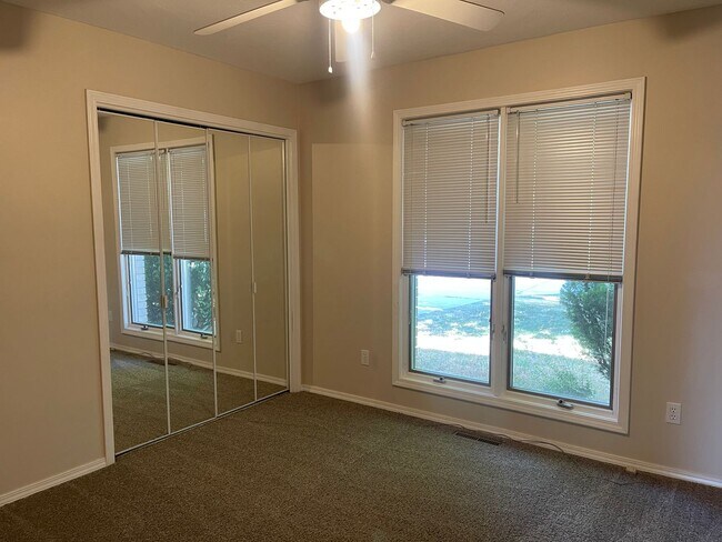 Building Photo - BEAUTIFUL Spacious home with an open floor plan in a great area!