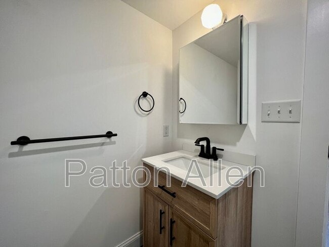 Building Photo - 125 Burton St