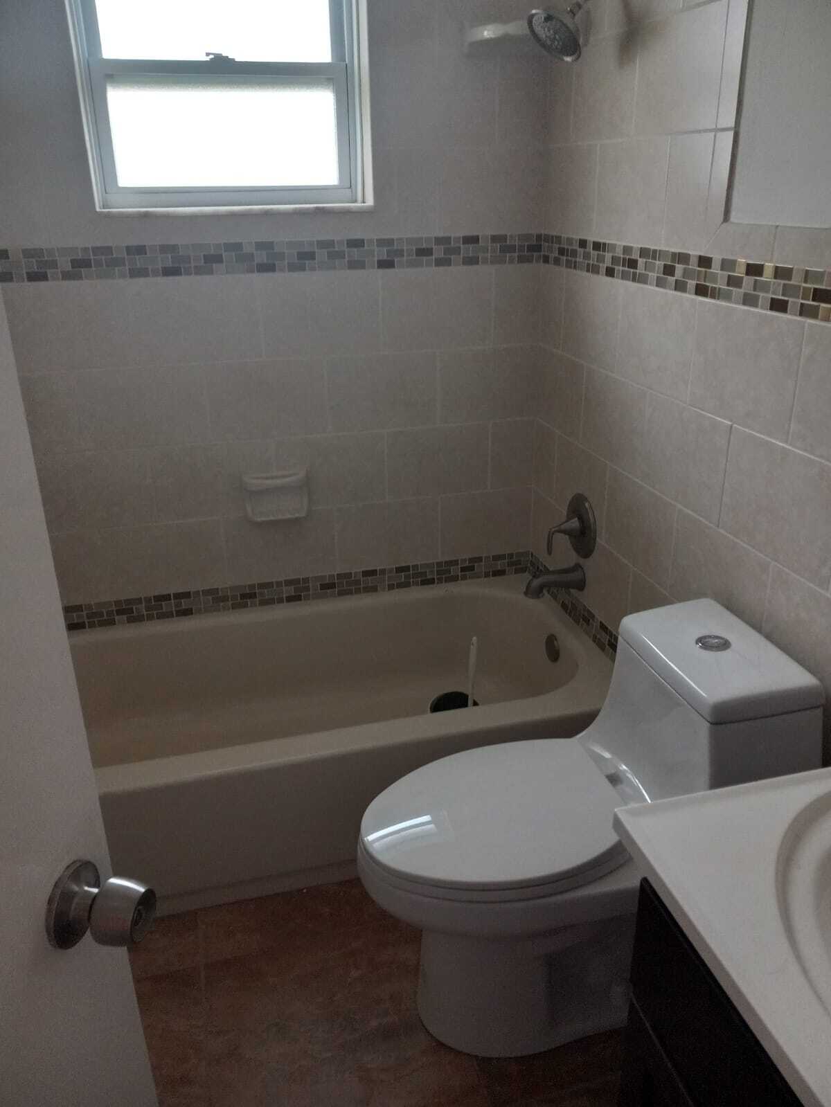 Building Photo - 501 NE 24th Pl