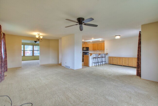 Building Photo - Bright & Spacious Rambler off of Cul-de-Sac