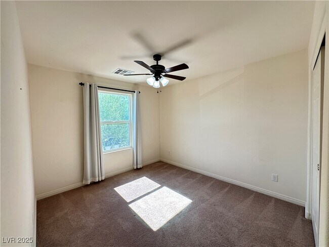 Building Photo - 1033 Pebble Lake St
