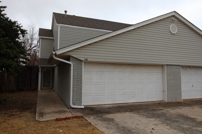 Building Photo - 1707 Jennifer Cir