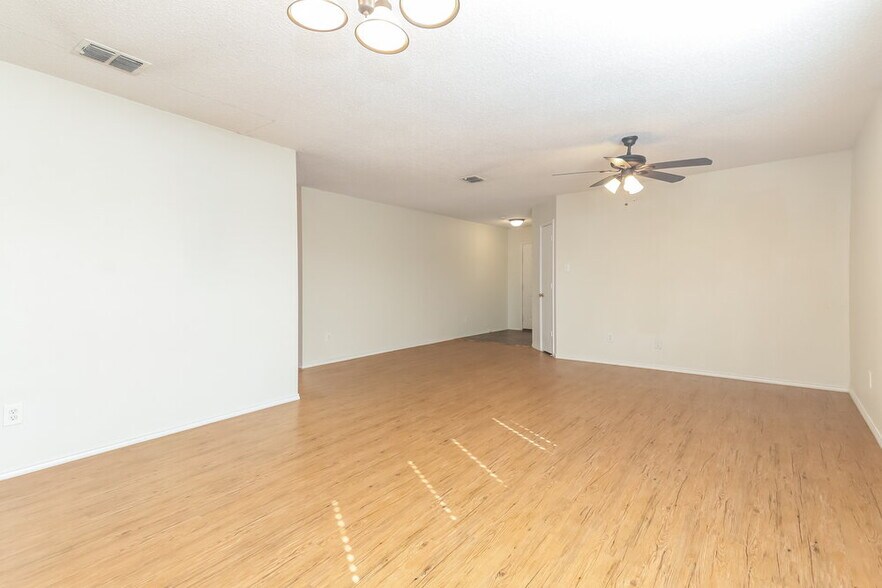 Building Photo - 8804 Seven Oaks Ln