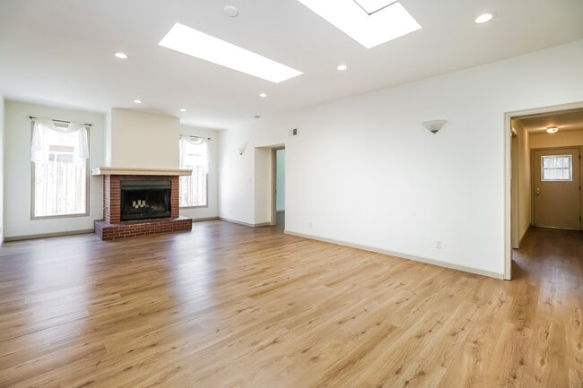 Building Photo - 6500 Lockhurst Dr