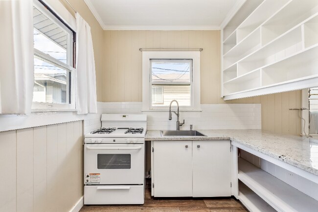 Building Photo - 3159 Lincoln Ave