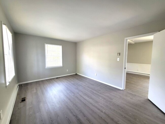 Building Photo - 3 Bedroom Brick Ranch in East Charlotte For Rent!