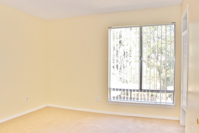 Building Photo - Updated 2B/1.5BA Condo w/ 2 Parking Spaces...