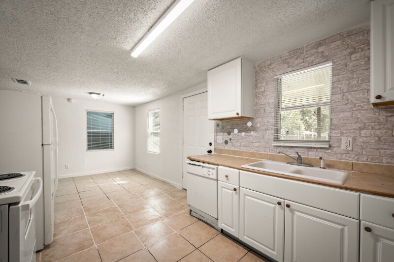 Building Photo - 304 Bernard Rd