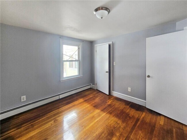 Building Photo - 930 Elm St