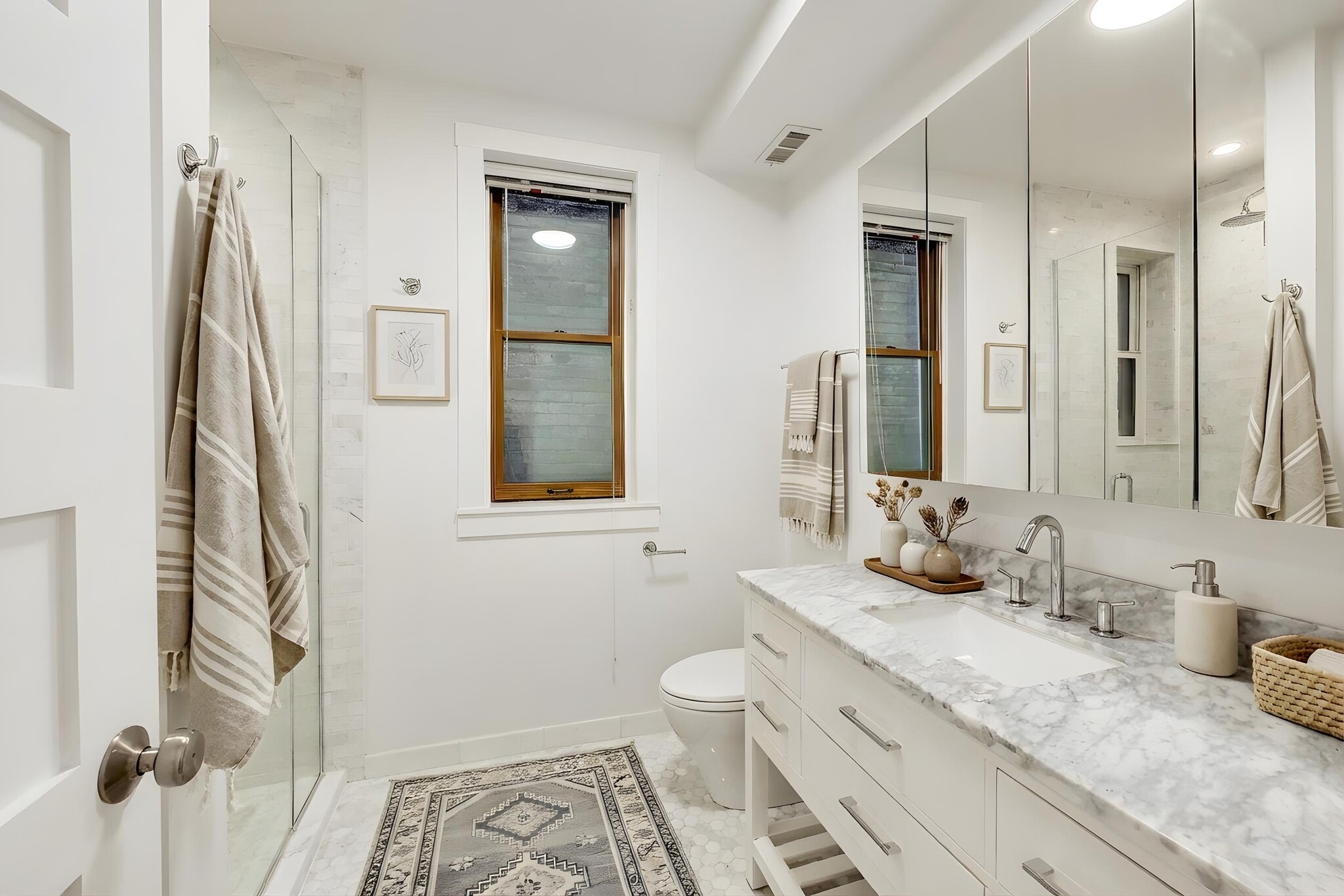 Building Photo - 2132 N Oakley Ave