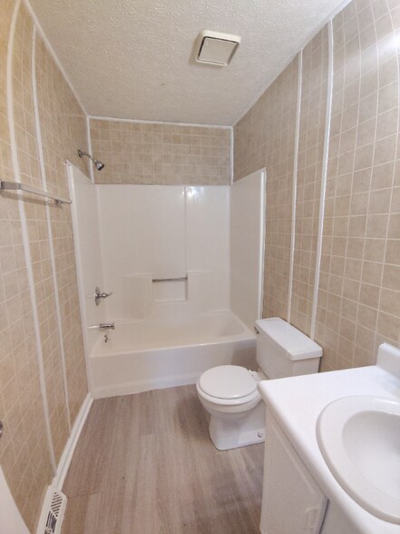 Building Photo - 16 Duiguid Dr