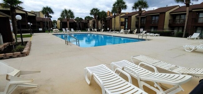 Building Photo - 2 BR and 2 Baths overlooking the Tennis Court