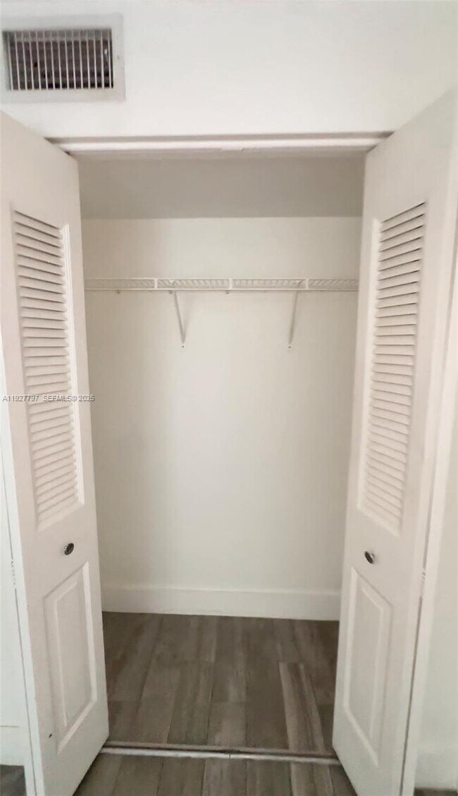 Building Photo - 1595 NE 135th St