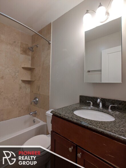 Building Photo - 643 W Wrightwood Ave
