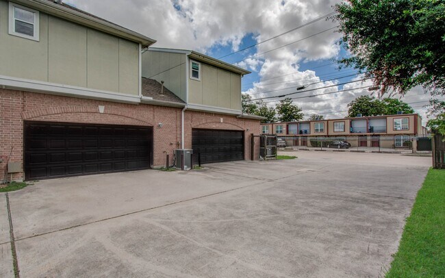 Building Photo - 10205 Brooktree Dr