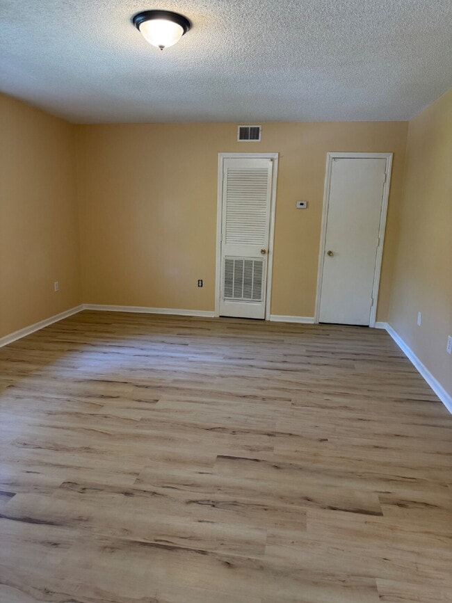 Building Photo - Remodeled upstairs apartment.