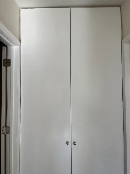 Building Photo - 6718 Simpson Ave