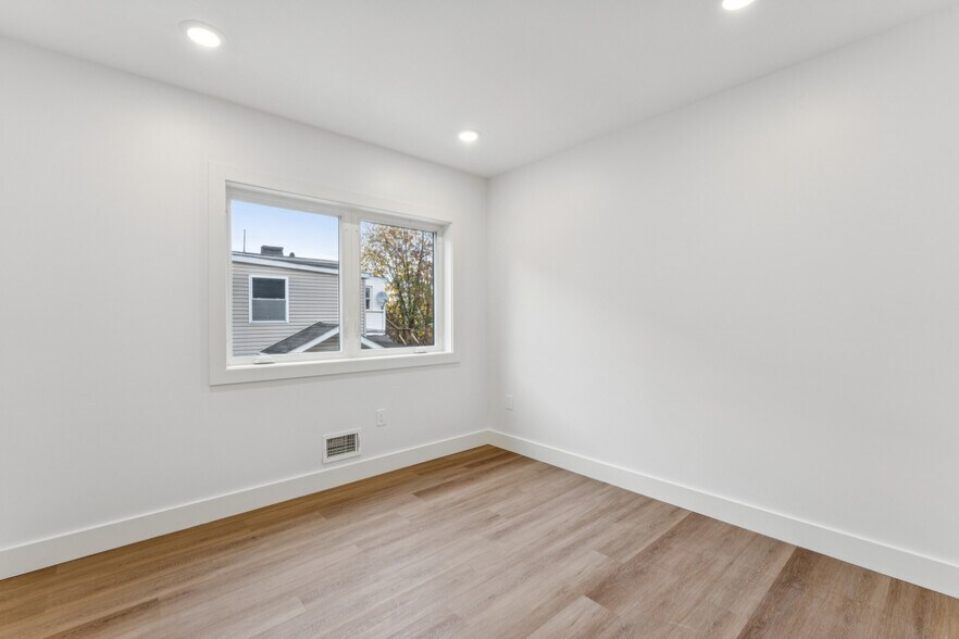 Building Photo - 84 Hollywood Ave