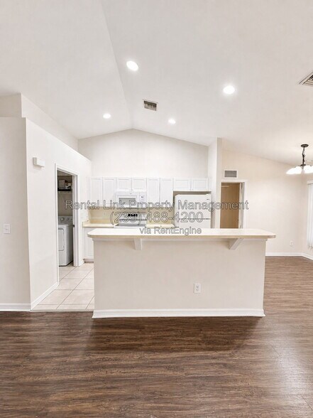 Building Photo - 764 Breamer Ave S