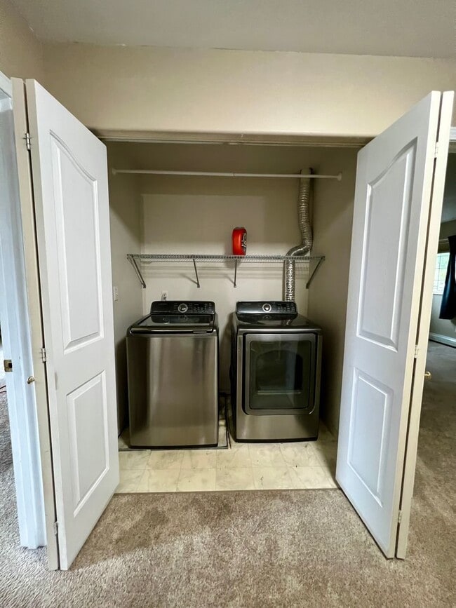 Building Photo - Spacious 3BR/2.5BA Fairbanks Home – Garage...