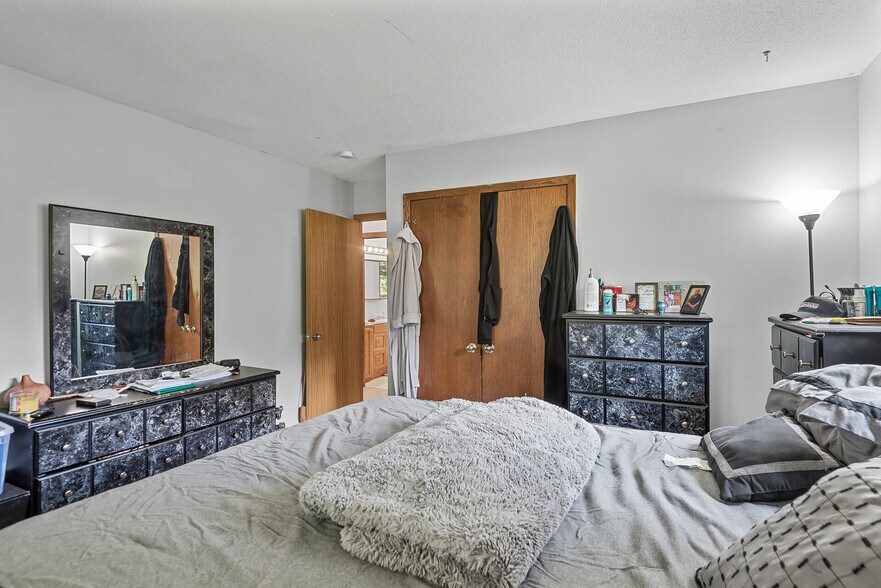 Building Photo - 968 Gershwin Ave N