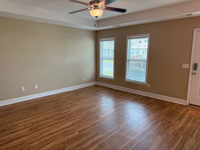 Building Photo - Home is located in Avendale-Rocky Point ad...