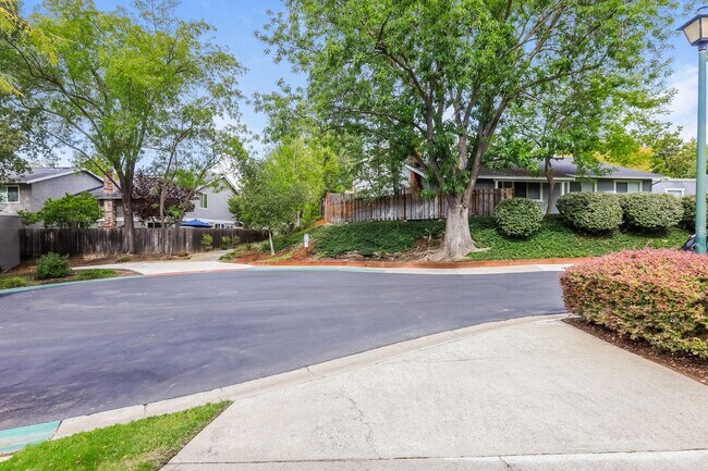 Building Photo - Available! Beautiful 3 Bedroom Townhome In Walnut Creek!