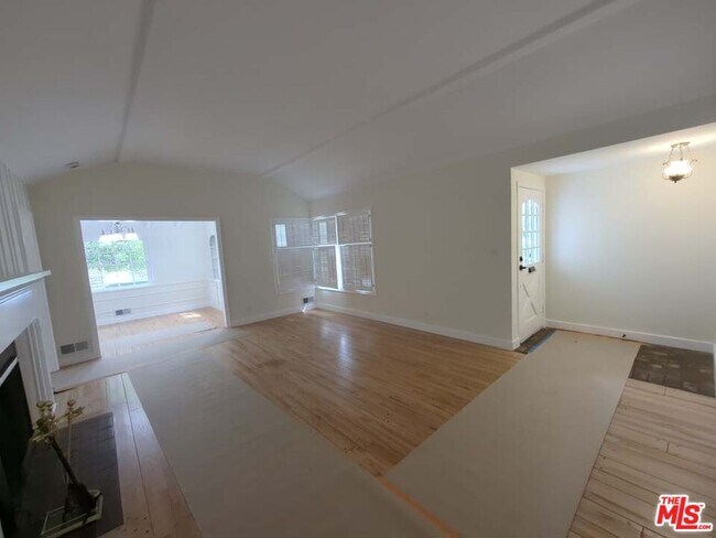 Building Photo - 4457 Simpson Ave