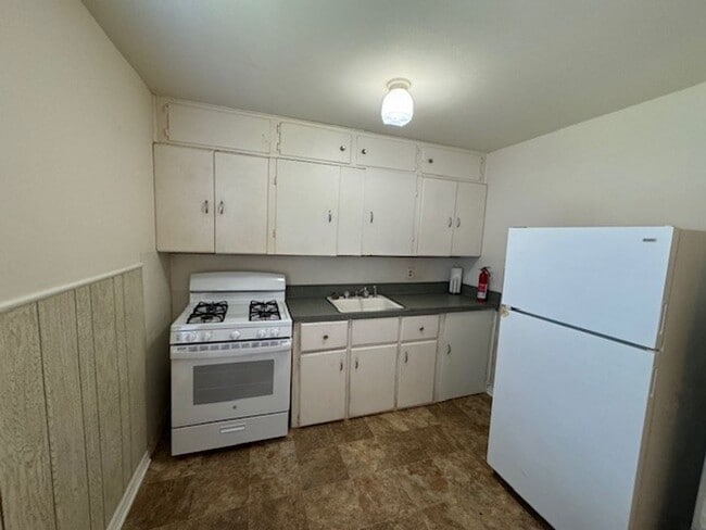 Building Photo - 2 bed, one bath in Norman with carport!