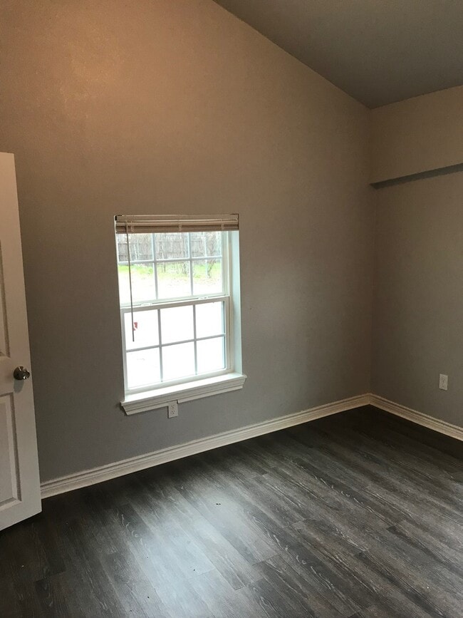 Building Photo - 512 Graham Ave