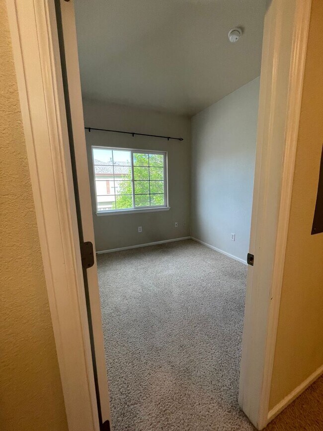 Building Photo - 2 bed/1 bath Townhome with Garage, Pool, Clubhouse