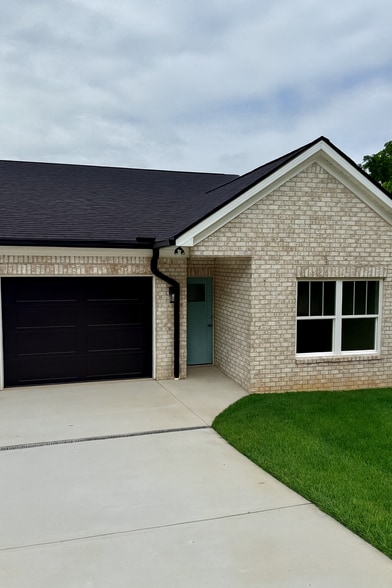 Primary Photo - 7413 Westridge Dr