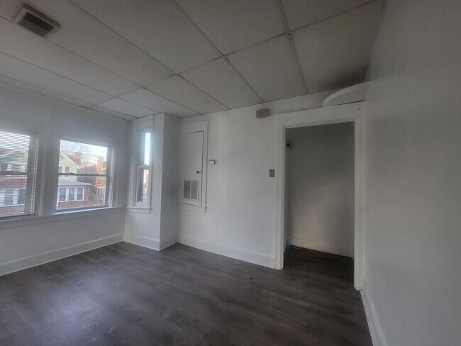Building Photo - West End 1 Bedroom