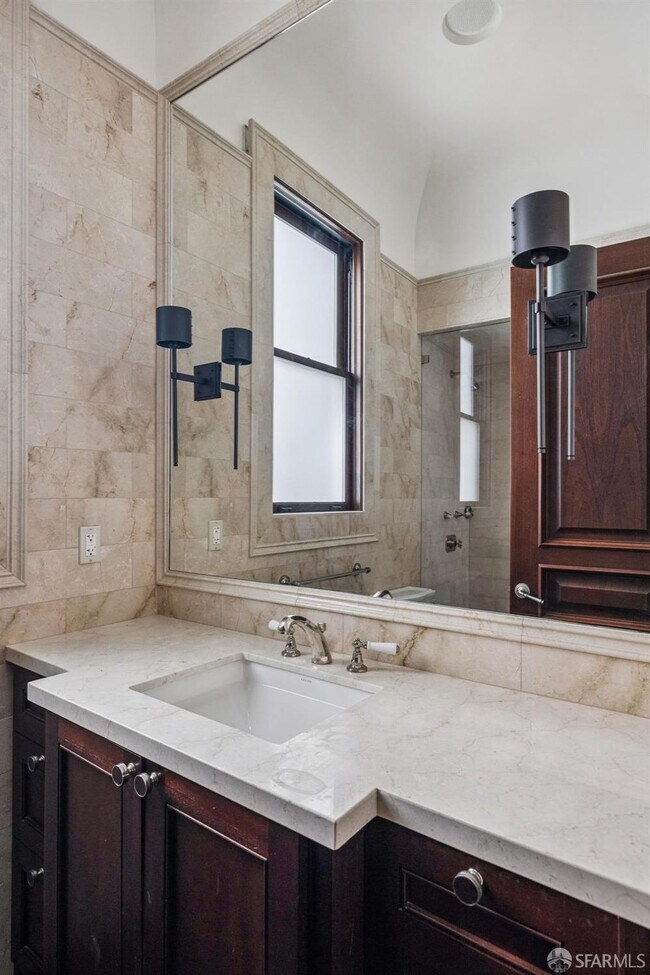 Building Photo - 2336 Broadway