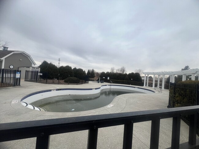 Building Photo - 285 Lakeshore Dr