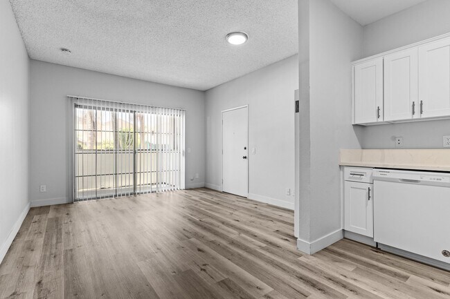 Interior Photo - 1128 Stanley Avenue