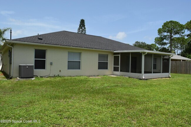 Building Photo - 142 Brescia St NE