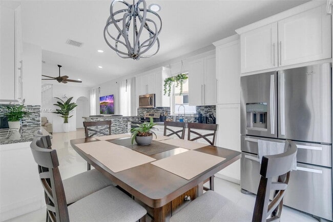 Building Photo - 3920 NE 13th Dr