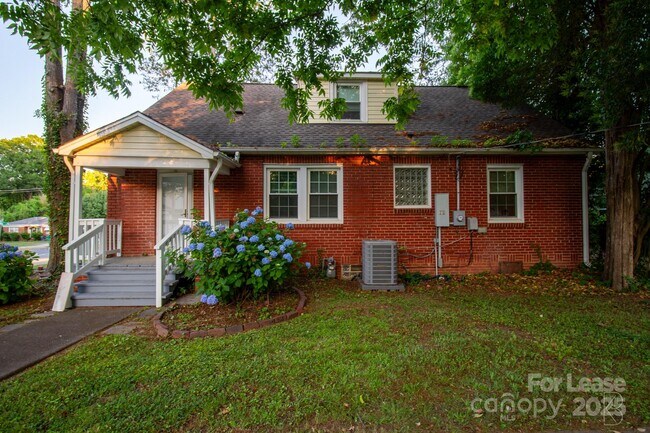 Building Photo - 3400 Eastway Dr