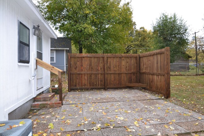 Building Photo - Charming 1 Bedroom Home Available!