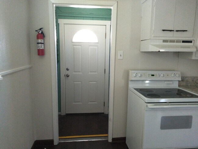 Building Photo - 1104 N Bedell Ave