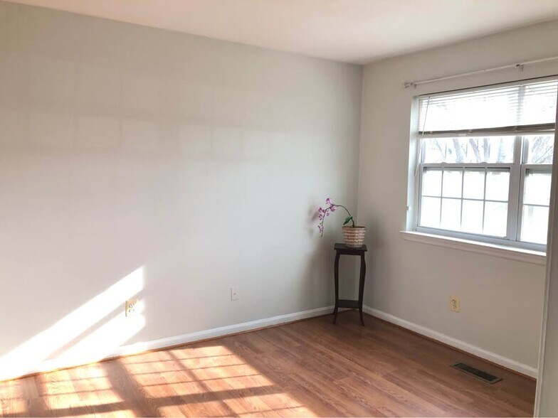 Building Photo - 9757 Hagel Cir