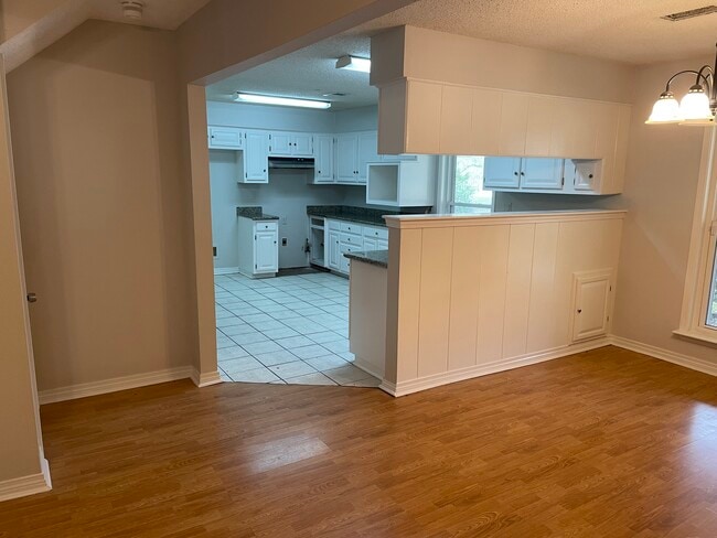 Building Photo - 212 Lexington Dr